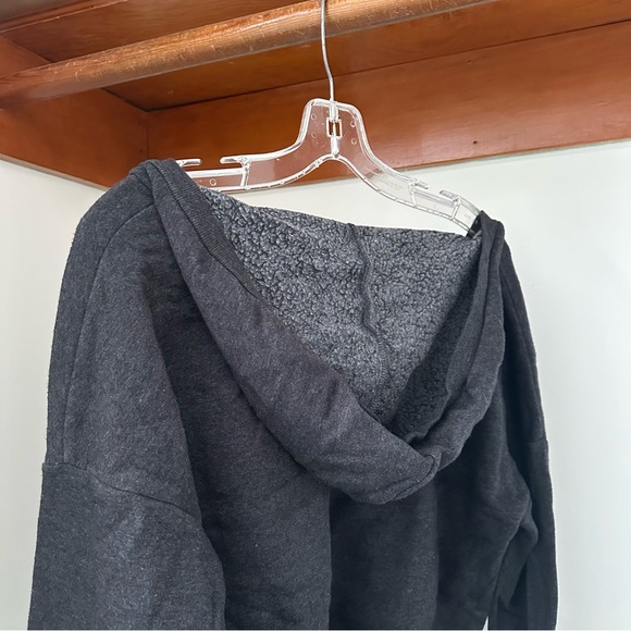 Forever 21 women’s grey cropped hoody size small - Picture 4 of 5